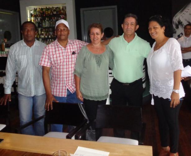 Promovido a la dirección de otro hotel, Amado Acosta (segundo de derecha a izquierda) fue reconocido por su apoyo a la labor sindical en el Royalton Hicacos. Foto: Noryis