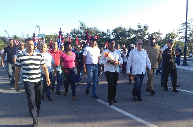 Santiagueras, santiagueras, personas de otras provincias cubanas y representantes de otros países llegaron hasta el cementerio para honrar a Fidel. Foto: Betty Beatón Ruiz