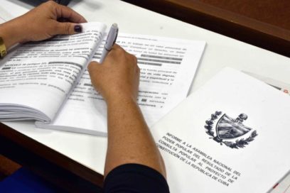 Estudian diputados el nuevo texto del Proyecto de Constitución (+ Foto y Video)
