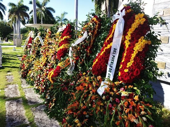 Ofrendas florales a los héroes y mártires en santiago