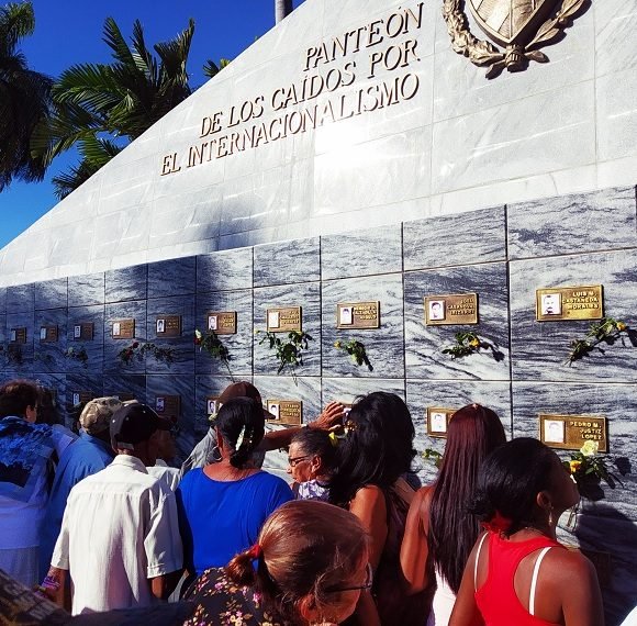 Ofrendas florales a los héroes y mártires. Foto: Thalía Fuentes/ Cubadebate