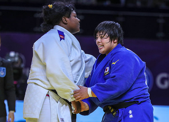 Idalis saluda a la japonesa Akira Sone tras la final. Foto: www.ijf.org