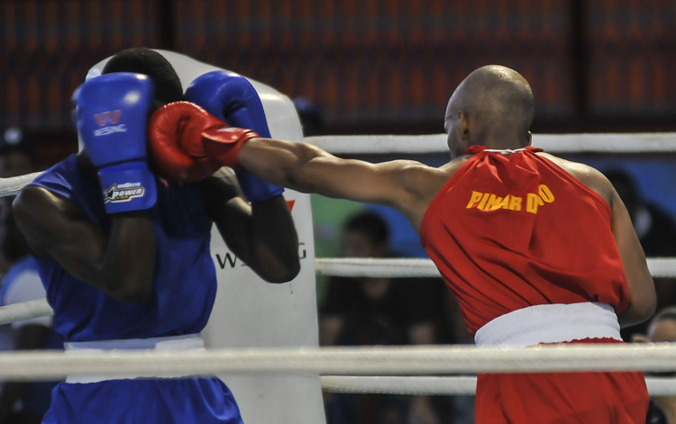 Roniel Iglesias le ganó a a Girverianis Inerarity. Foto: José Raúl Rodríguez Robleda