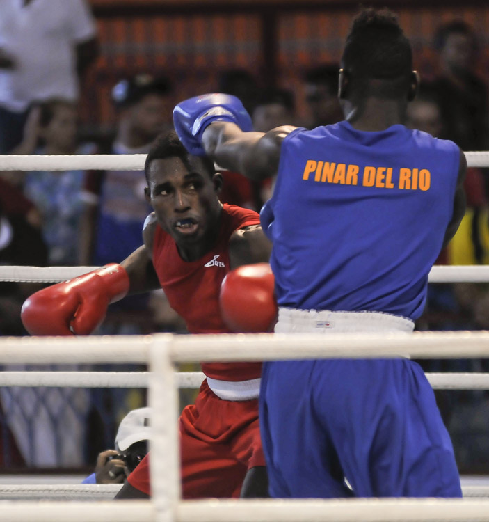 Julio César La Cruz, ídolo local, frente al vueltabajero Enmanuel Chirino. Foto: José Raúl Rodríguez Robleda