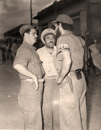 De espaldas, el entonces comandante Antonio Enrique Lussón, cuando conversaba con prisioneros de La Maya. Foto: Archivo del general de división Antonio E. Lussón Batlle.