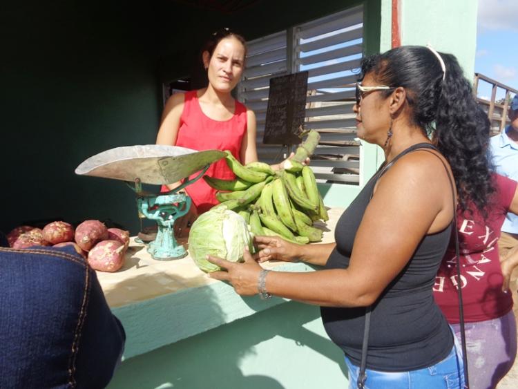 Los vecinos ponderan la bodega construida en la misma comunidad.