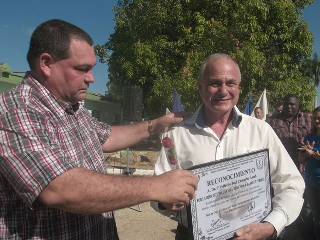 El Doctor en Ciencias Volfredo José Camacho (a la derecha) fue uno de los que recibió el reconocimiento Por la Obra de Toda la Vida Dedicada a la Salud Pública, entregado por Félix Duarte Ortega, primer secretario del Partido en Ciego de Ávila. Foto: José Luis Martínez Alejo