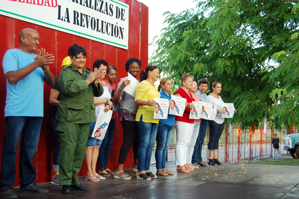 En los actos fueron reconocidas las mujeres con 35 o más años de labor ininterrumpida en el sector de la Construcción. En la foto, las cienfuegueras que fueron homenajeadas este miércoles. Foto: Barreras Ferrán.