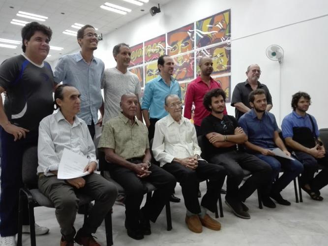 Los premiados y el jurado, junto a Silvio Rodríguez y el maestro Alfredo Diez Nieto. Foto: Yuris Nórido