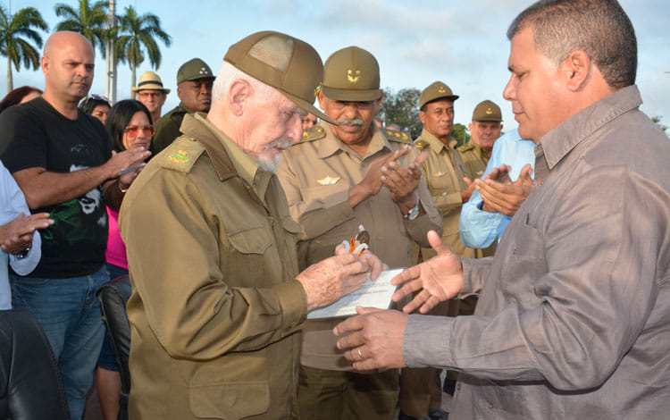 Recibe Ramiro Valdés sello 60 Aniversario de la Batalla de Santa Clara. Foto: Ramón Barreras/ Periódico Vanguardia