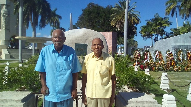 Hasta el camposanto también llegaron dos de los protagonistas del Congreso Obrero en Armas. Foto: Betty Beatón Ruiz