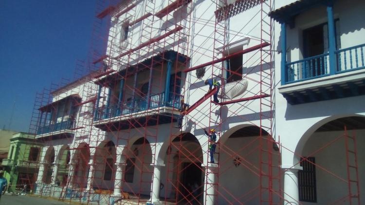 Desde el balcón central de este edificio que hoy se remoza, el Comandante en Jefe Fidel Castro Ruz anunció al mundo el triunfo de la Revolución cubana, el 1.o de enero de 1959. Foto: Betty Beatón Ruiz