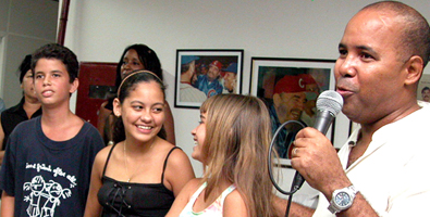 Al centro, Yunet, cuando formaba parte de los talleres infantiles de repentismo. A la derecha, el creador de la metodología para esos talleres, el poeta e investigador Alexis Díaz-Pimienta. Foto: Tomada de Cuba Ala Décima.