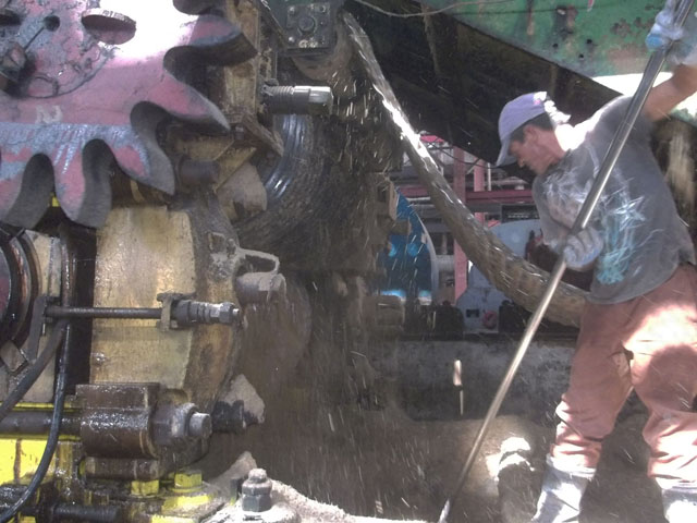 Aprovechar al máximo la jornada laboral constituye uno de los compromisos de los azucareros del Ciro Redondo. Foto: José Luis Martínez Alejo