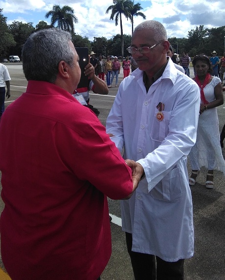 Guilarte de Nacimiento felicita al Dr Emiliano Sosa de la Cruz por ser merecedor de la Orden Lázaro Peña de Primer Grado. Foto: Betty Beatón Ruiz