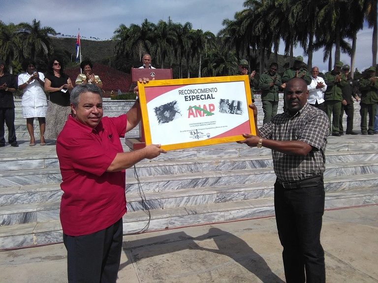 La CTC entregó un reconocimiento especial a la ANAP en confirmación de la unidad obrero-campesina. Foto: Betty Beatón Ruiz