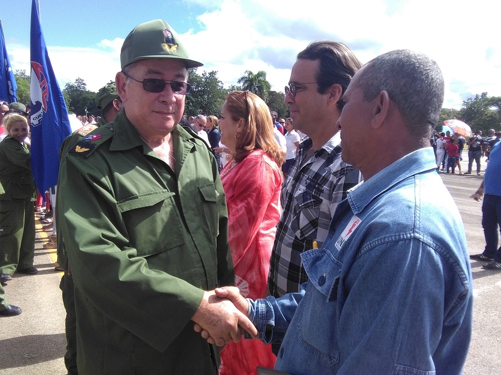 Las máximas autoridades de la provincia también impusieron condecoraciones a trabajadores y colectivos destacados. Foto: Betty Beatón Ruiz