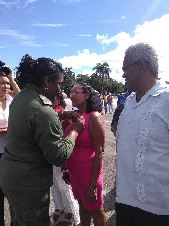 Las máximas autoridades de la provincia también impusieron condecoraciones a trabajadores y colectivos destacados. Foto: Betty Beatón Ruiz