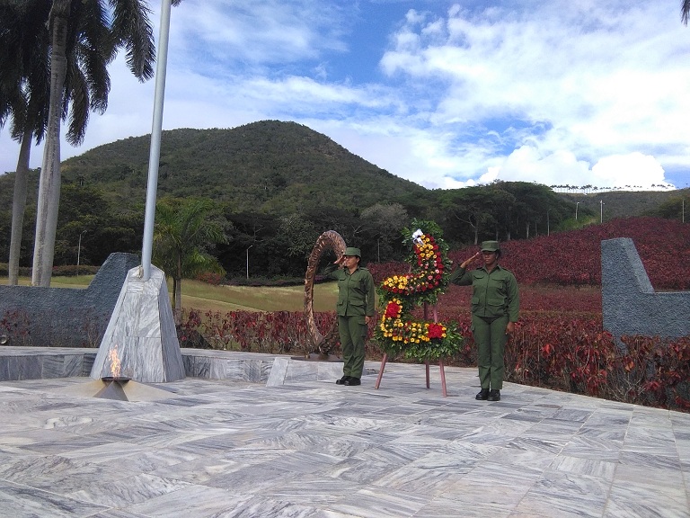 Ofrenda a los mártires del Segundo Frente en nombre del movimiento obrero. Foto: Betty Beatón Ruiz