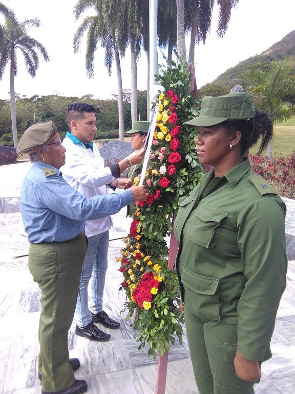 Ofrenda a los mártires del Segundo Frente en nombre del movimiento obrero. Foto: Betty Beatón Ruiz