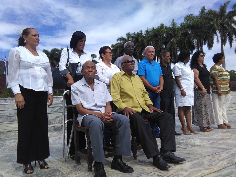 Presentes en la conmemoración Reinaldo Duvergel y Clinton Adlon, ambos con 90 años de edad, dos de los 98 participantes en el Congreso Obrero en Armas. Foto: Betty Beatón Ruiz