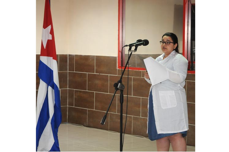 A nombre del grupo que llegó procedente de la ciudad de Brasilia, la doctora Darlinis Gómez manifestó orgullo por estar de regreso en la mayor de las Antillas y reiteró la disposición a estar en el lugar que la Revolución y la patria los necesite. Foto: Miguel Guzmán