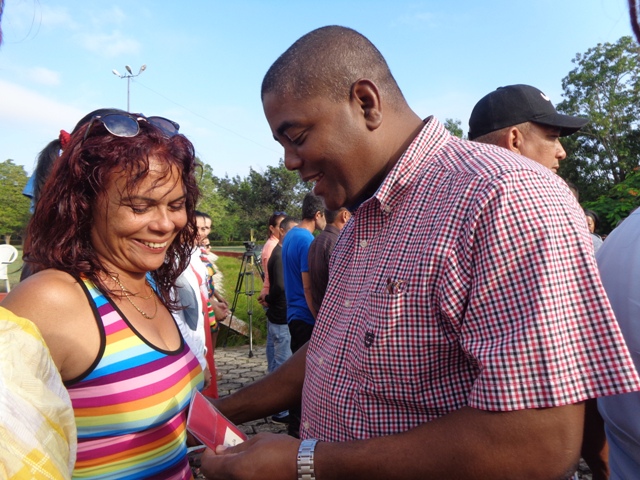 En el marco del homenaje a Calixto García, varios compañeros recibieron el carné que los acredita como miembros del Partido Comunista de Cuba. Foto: De la autora