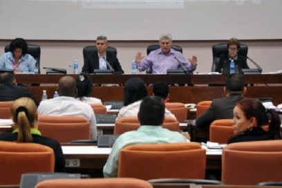 Public servants owe coherent and direct information to the population