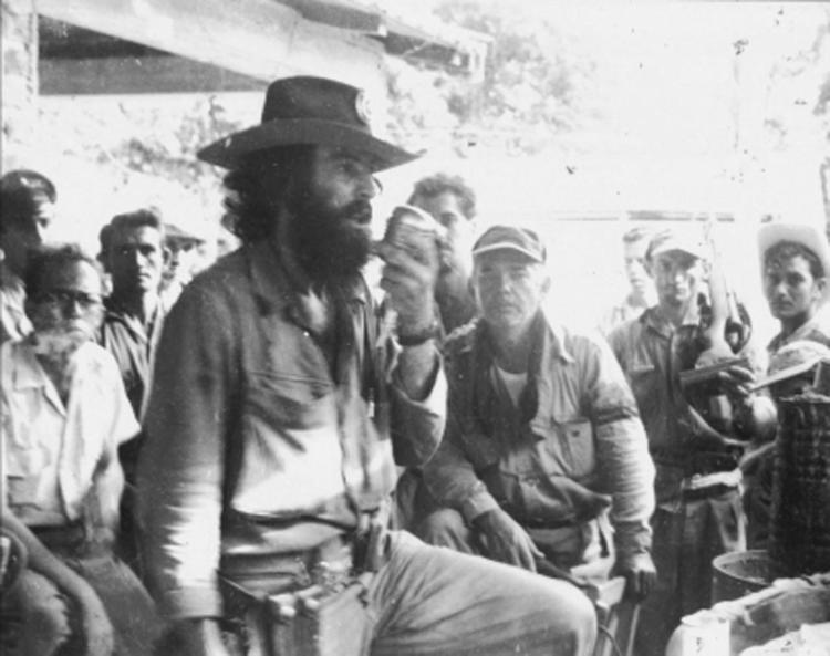 Momento en que Camilo llamaba a las fuerzas batistianas concentradas en el cuartel de Yaguajay a rendirse a las fuerzas rebeldes