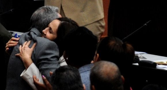 raul-castro-ruz-abraza-a-Mariela-Castro-Espin-580x314