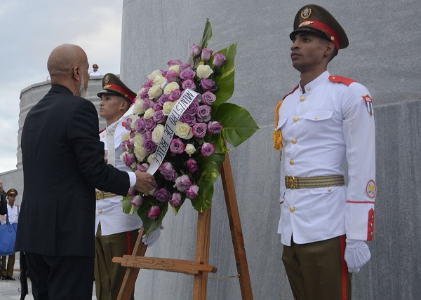 Dean Oliver Barrow, Primer Ministro de Belice, rinde tributo al Héroe Nacional José Martí, con una ofrenda floral en el Memorial que lleva su nombre, en la Plaza de la Revolución de La Habana, el 15 de enero de 2019. ACN FOTO/Ariel LEY ROYERO/ogm