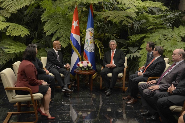 El Presidente de los Consejos de Estado y de Ministros, Miguel Díaz-Canel Bermúdez (C. der.), y Dean Oliver Barrow, Primer Ministro de Belice, sostienen conversaciones oficiales, en el Palacio de la Revolución, en La Habana, el 15 de enero de 2019. ACN FOTO/Ariel LEY ROYERO/ogm