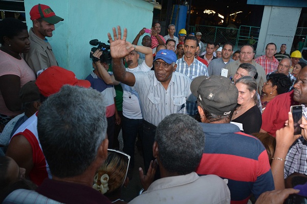 Salvador Valdés Mesa (C), miembro del Buró Político del Partido Comunista de Cuba y Primer Vicepresidente de los Consejos de Estado y de Ministros, intercambia con vecinos de la comunidad aledaña a la Unidad Empresarial de Base (UEB) Elpidio Gómez, en el municipio de Palmira, en Cienfuegos, Cuba, el 17 de enero de 2019. ACN FOTO/Modesto GUTIÉRREZ CABO/sdl