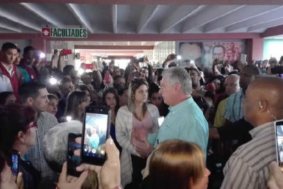 Díaz-Canel dialoga con universitarios espirituanos sobre la informatización de la sociedad cubana