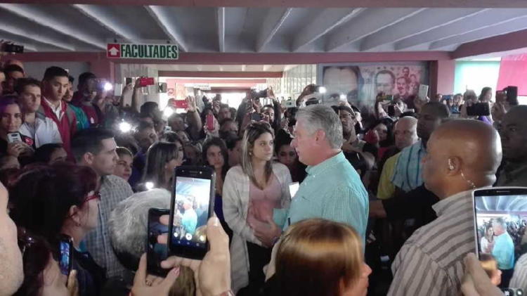 ntercambio del Presidente de Cuba con estudiantes y profesores de la Universidad de Sancti Spíritus José Martí. Foto: Cristóbal Álamo