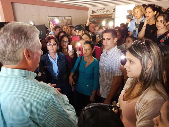 En ameno diálogo con estudiantes y profesores de la Universidad espirituana. Foto: Boris Fuentes