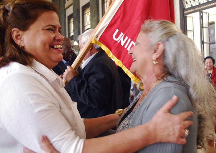 Carmen Rosa López Rodríguez, segunda secretaria de la CTC (izquierda), participó en el Acto de entrega de la Bandera 80 Aniversario de la CTC a colectivos destacados del país. Foto: Agustín Borrego Torres