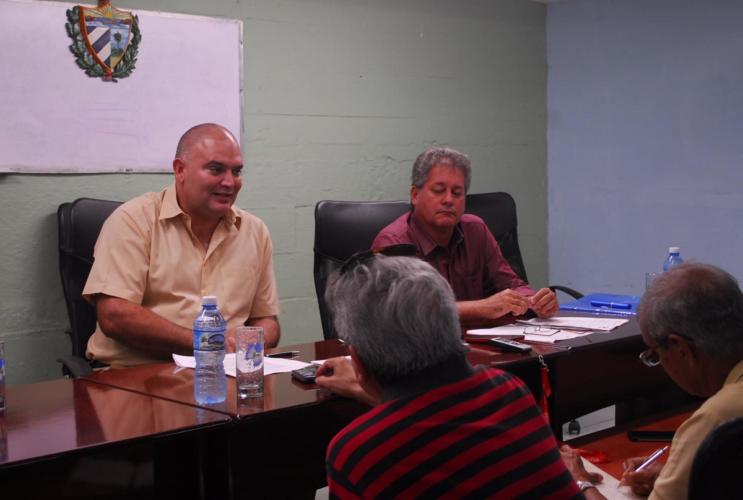Entrevista de prensa sobre Cobro sobre peso de Equipajes. Presiden b la entrevista: Alberto Ramón Miranda, director d ómnibus Nacionales y Aidel Pino León, director comercial. Ómnibus Nacionales DE La Habana. 3 de diciembre de 2019. Foto: Agustín Borrego Torres.