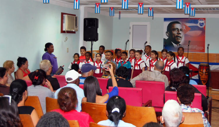 El coro de la escuela primera Ignacio Agramonte inició la cantada de homenaje al aniversario 80 de la CTC, efectuada en Cienfuegos. Foto: Barreras Ferrán