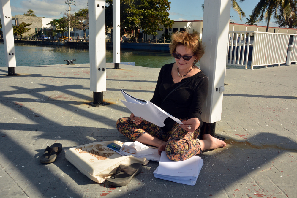 Integrantes del jurado leyeron las obras en el apacible y acogedor hotel Jagua, de la ciudad de Cienfuegos. En la foto, la puertorriqueña Áurea María Sotomayor, miembro del equipo evaluador de las obras poéticas. Foto: Modesto Gutiérrez, ACN