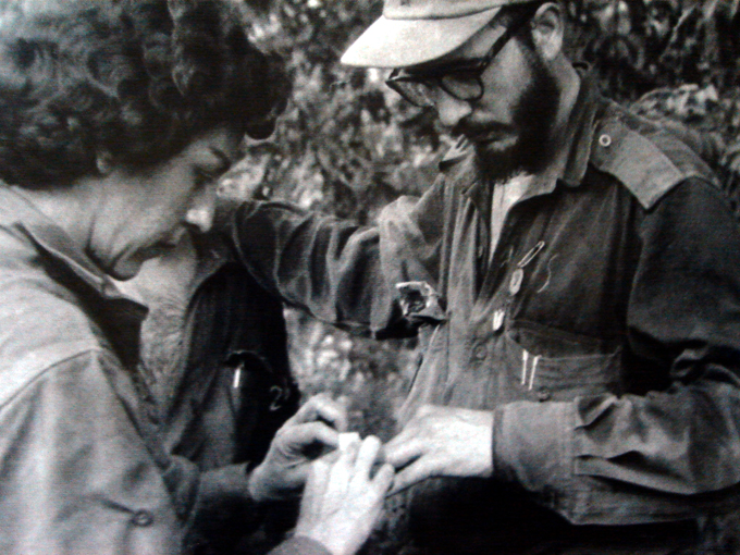 Celia Sánchez junto a Fidel en la Sierra Maestra.