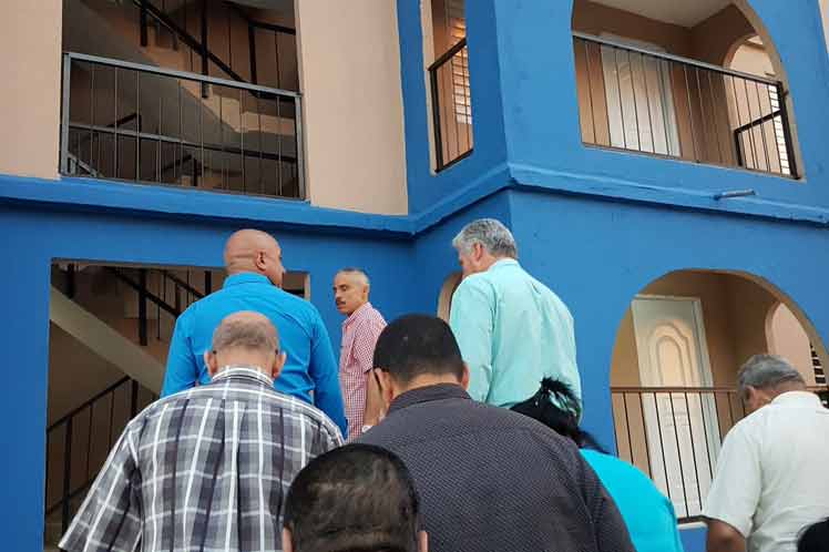 En el consejo popular Junco Sur, Díaz-Canel obtuvo detalles sobre el desarrollo habitacional del territorio, que se propone edificar mil 200 viviendas en este año.