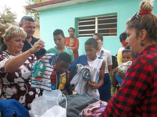 Momento de singular alegría para niños, educadoras y sindicalistas durante la donación. Foto: José Luis Martínez Alejo