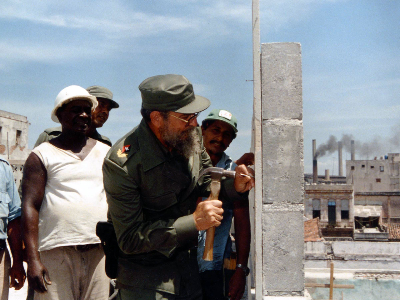 El Comandante en Jefe en una de las obras que ejecutó el Blas Roca. Foto: Tomada del sitio en Internet del Contingente.