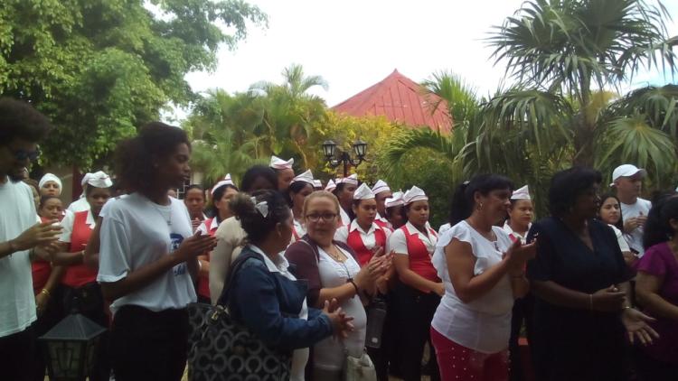 La heladería Jardín de las Enramadas acogió el acto de reconocimiento con la medalla Fernando Chenard Piña a cuatro destacadas santiagueras. Foto: Betty Beatón Ruiz