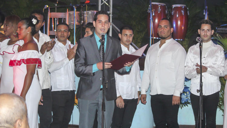 La Academia de Canto Mariana de Gonitch, que dirige el maestro Hugo Oslé, provocó recurrentes ovaciones al interpretar los temas épicos patrióticos Claves Martianas, Cabalgando con Fidel, Alabanza y La Victoria. El joven y carismático locutor Humberto Camejo tuvo a su cargo la profesional conducción del espectáculo. Foto: Isabel Aguilera Aguilar