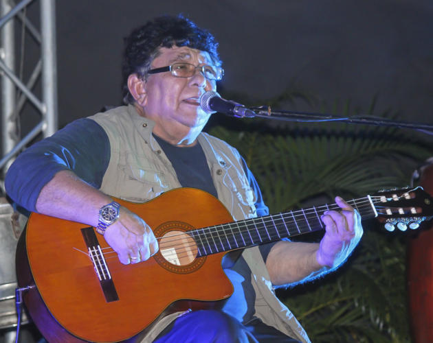 El reconocido cantautor Augusto Blanca impuso la fuerza de su estilo a través de varias piezas, entre ellas la dedicada al primer torcedor de tabaco de la antigua provincia de Oriente, su abuelo además, número que obsequió en un CD al director del museo, Ramón Vichot Domínguez. Foto: Isabel Aguilera Aguilar