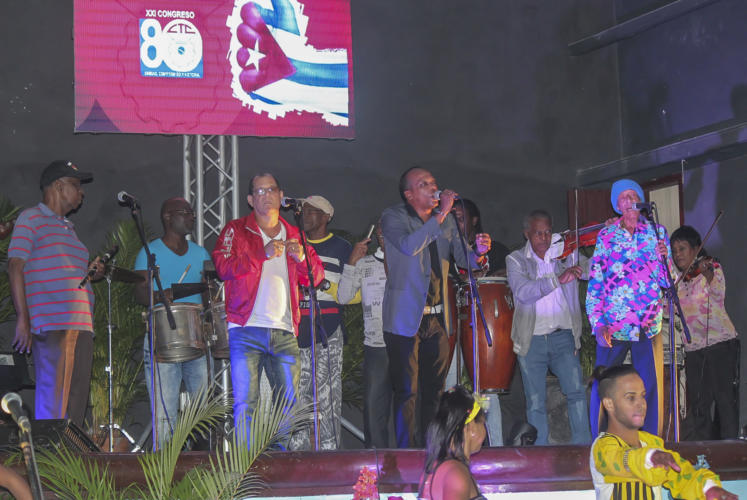 La emblemática orquesta tipo charanga Hermanos Izquierdo, Patrimonio Cultural de Cuba, que dirige el maestro Joaquín Izquierdo, con 71 años de fundada, hizo ponerse de pie y bailar al público con tres de sus temas más pegajosos: El palenquero, Cualquiera tiene un quilo y Suavecito. Foto: Isabel Aguilera Aguilar