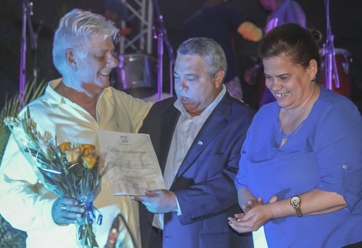 Ulises Guilarte De Nacimiento, miembro del Buró Político del Partido y secretario general de la CTC, y Carmen Rosa Báez, segunda secretaria de esa organización sindical, felicitaron al director artístico del espectáculo, Jorge Rivas Rodríguez, por la calidad y organización de la gala homenaje, muestras de gratitud y reconocimiento que a través del también jefe de la Redacción Cultural de Trabajadores, transmitieron a los artistas participantes y al colectivo del museo situado en la calle San Miguel esquina a Marqués González, Patrimonio Nacional. Foto: Isabel Aguilera Aguilar