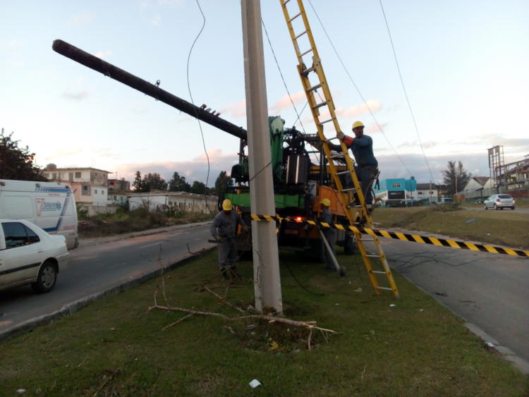 Trabajadores de la empresa eléctrica comienzan labores de recuperación en la Avenida de Vento, en el municipio Cerro. Foto: Ariadna Pérez Valdés